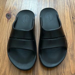 Women’s 8 oofos slides